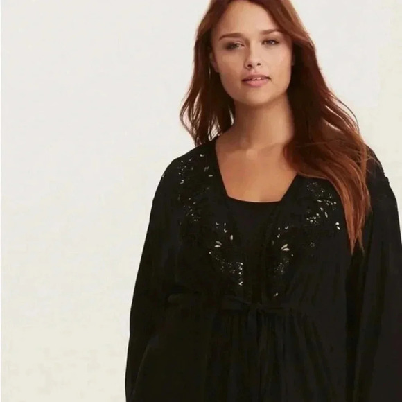 Torrid Black Embroidered Challis Tie Front Kimono Style Top Like New - Picture 3 of 6